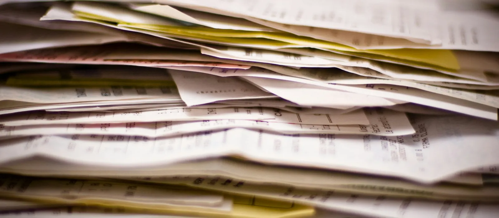 Pile de factures et documents papier empilés
