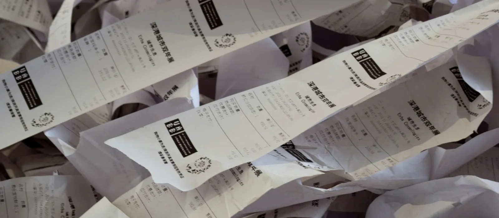 Tickets de caisse froissés, entassés et illisibles